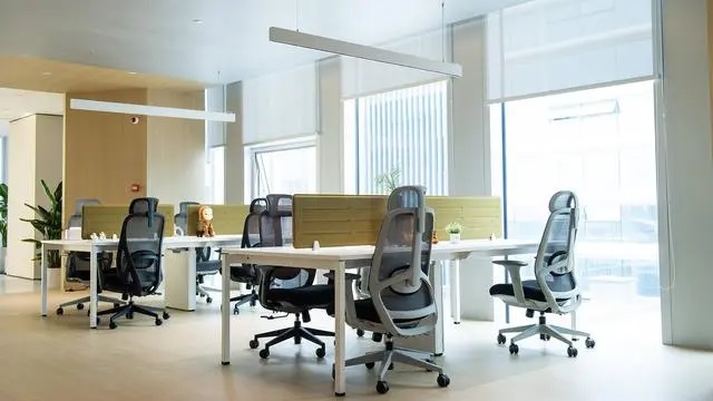 如何通過(guò)辦公家具的選擇提升舒適度與效率